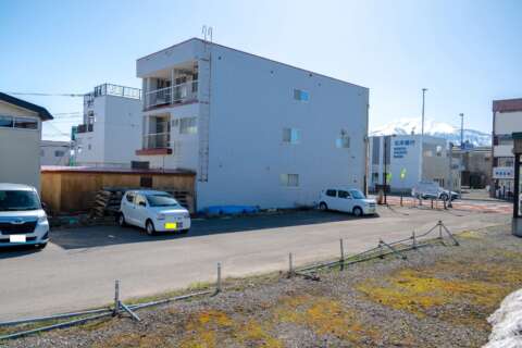 1 Commercial Building in Unbeatable Prime Location