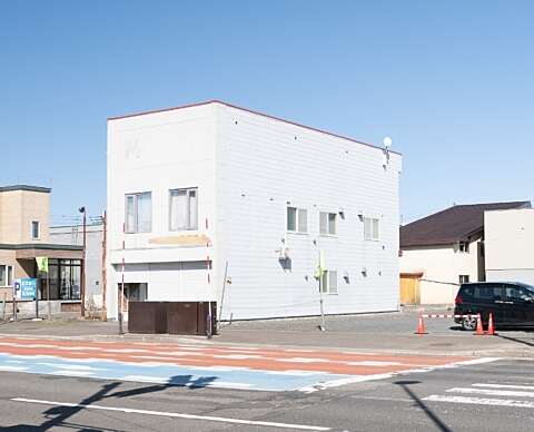 8 Commercial Building in Unbeatable Prime Location