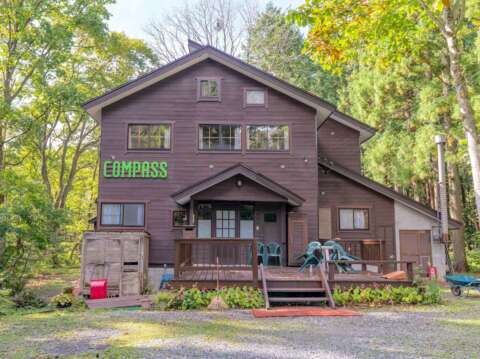 5 Compass Lodge
