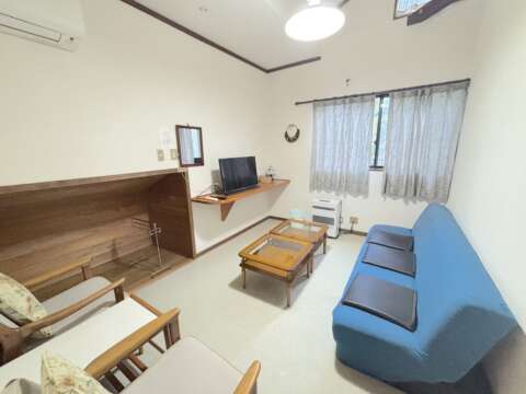 11 Compass Lodge
