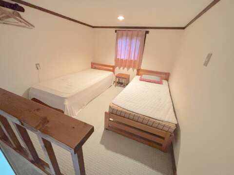 12 Compass Lodge