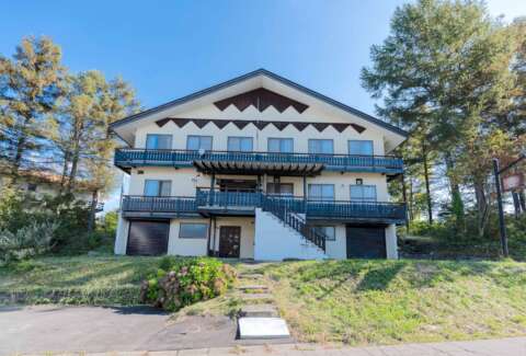 12 Malu Lodge